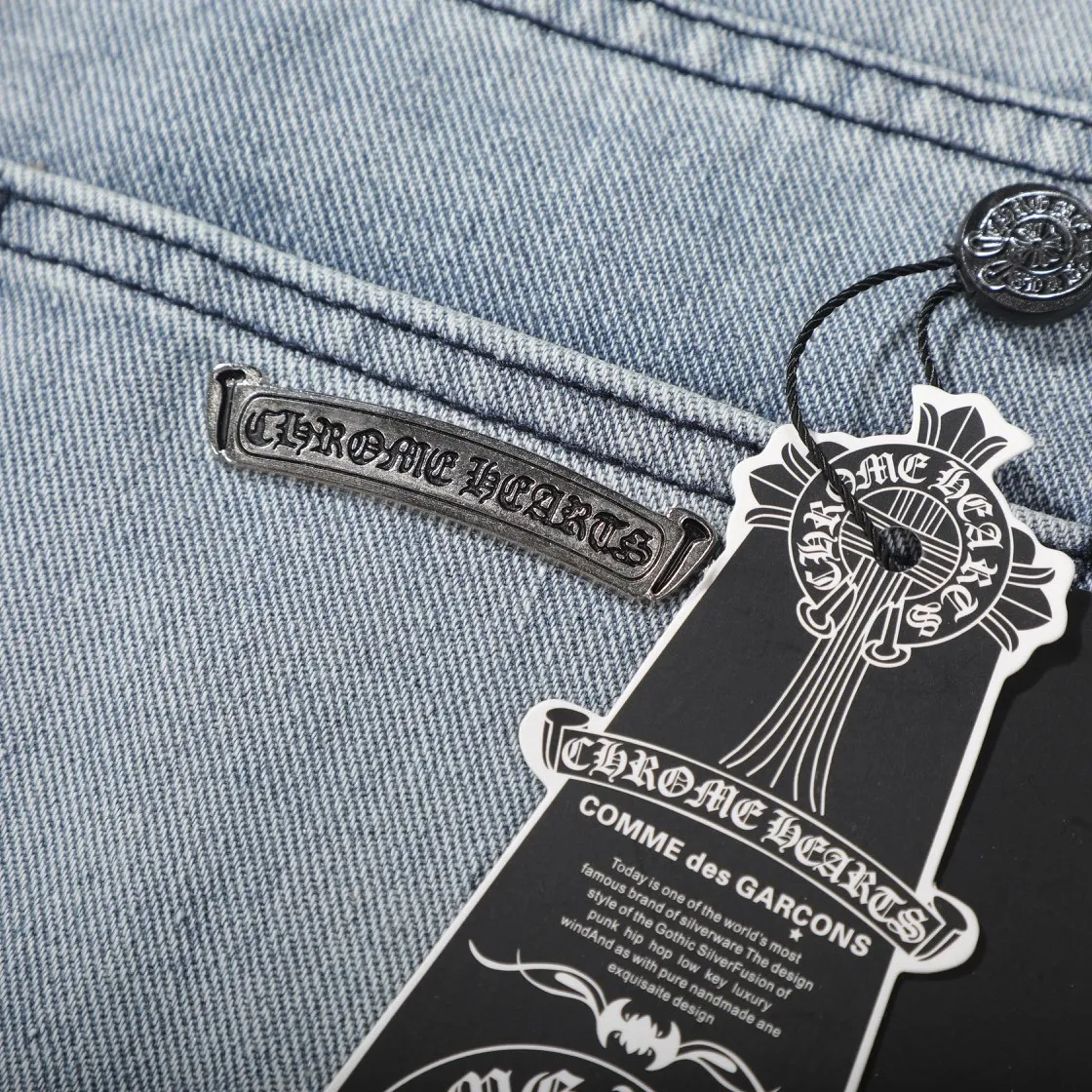 P290 (top version) Chrome hearts new city-limited flame blue jeans Chrome hearts city-limited jeans Hardware customization Original development vintage levis American-made 501 black and gray base version Levi's American-made 501 base version Imported sheepskin 925 silver remake [Top heavy industry fashion design] Consistently high-street luxury style. Speaking of this style, the Zangyin family and GU family are definitely the leading representative brands. Especially the Zangyin family has really achieved a state-of-the-art effect in creating high-street style. The unique washed material is used to create this style. The color system is already quite eye-catching. After it is decorated with patchwork cross flowers, it cleverly highlights the charm of the brand. Secondly, this style uses classic The high-waist cutting design highlights the long legs and fashionable temperament of the upper body. The brand is highly recognizable and the slim fit configuration is more suitable for daily wear. It is a product that interprets personality, fashion, and specifications at a glance. This single product is enough to make any fan excited. It can be a white T-shirt for a youthful college style, or a tight suspender for a royal style. It has strong matching ability and can be easily controlled by men.  [Materials and craftsmanship] Needless to say, this point goes without saying. As an excellent craftsman brand, Zangyin’s requirements for details and craftsmanship are really perfect. The washed color of this model has gone through so many processes, not to mention the embellishment of denim appliques. It is also purely hand-made and sewn. Just like what they believe in, only hand-made things have soul and have the meaning of wear. A top-notch heavy-duty fashionable denim item, I look forward to your perfect interpretation! !  Color: Blue Size: S M L XL